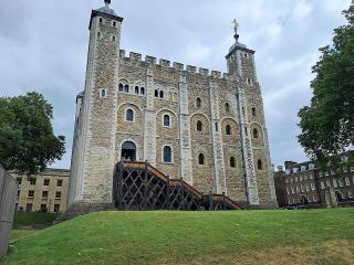 The White Tower ~ Unfortunately, I was unable to go inside. By the time I was done with the other sites (thanks to the endless line to get into the Crown Jewels), this section was closed for the day. *Sob*

The great stone keep, begun by William the Conqueror, was completed around 1100 and painted white in 1240 to make it more imposing. The top storey was added in 1490, and the onion shaped turret roofs under Henry VIII. Most of the windows were enlarged in the 17th and 18th centuries, and Salvin restored the chapel windows in a Norman style....